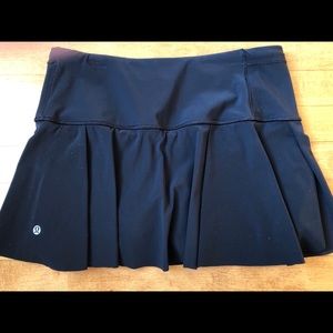 Lululemon Hit Your Stride Skirt Size 6 Regular in Black